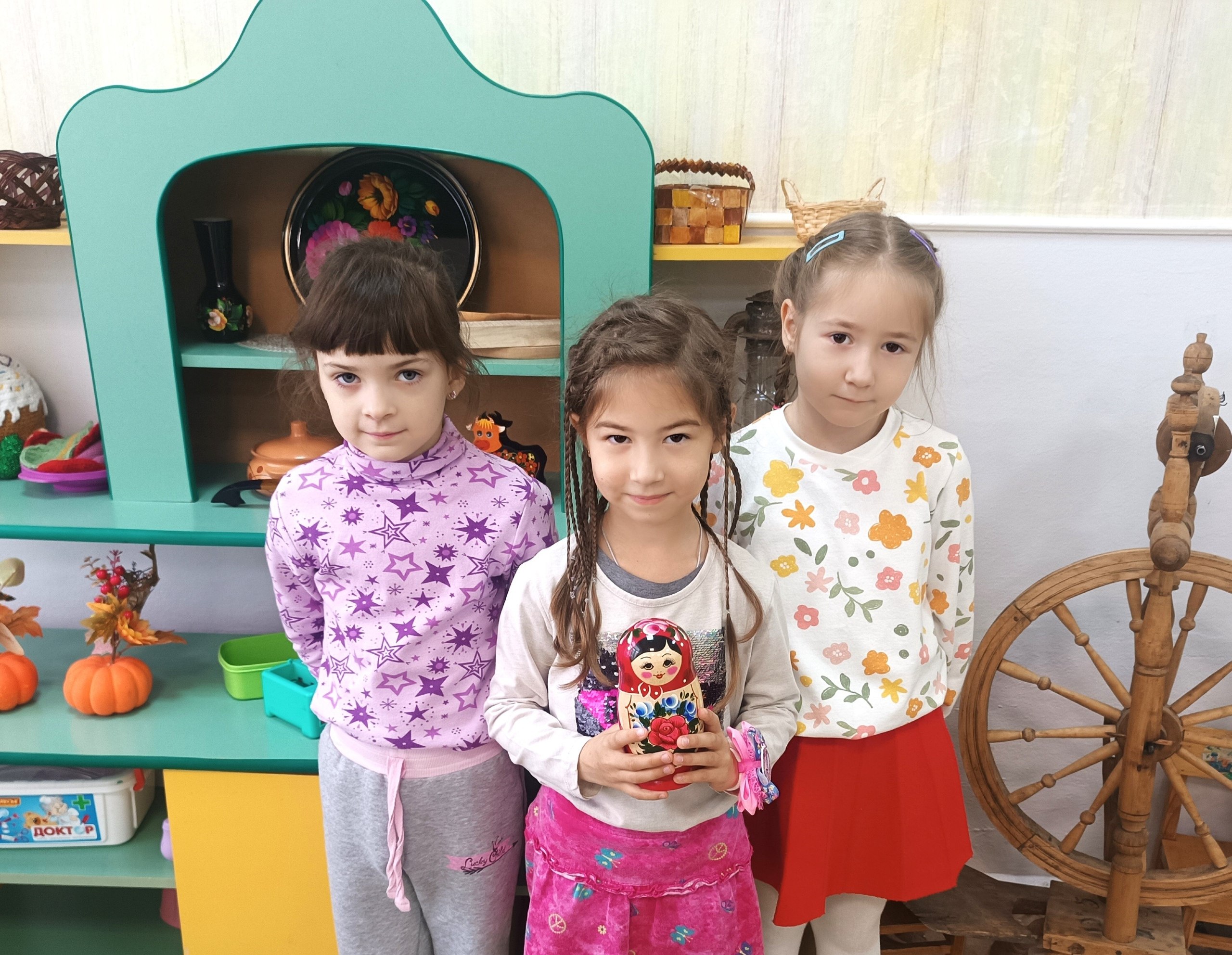 24 октября – особенный день, когда мы чествуем нашу русскую красавицу – матрёшку! Этот символ России, олицетворяющий дружбу, любовь и благополучие, знаком и любим во всем мире 24 октября – особенный день, когда мы чествуем нашу русскую красавицу – матрёшку! Этот символ России, олицетворяющий дружбу, любовь и благополучие, знаком и любим во всем мире