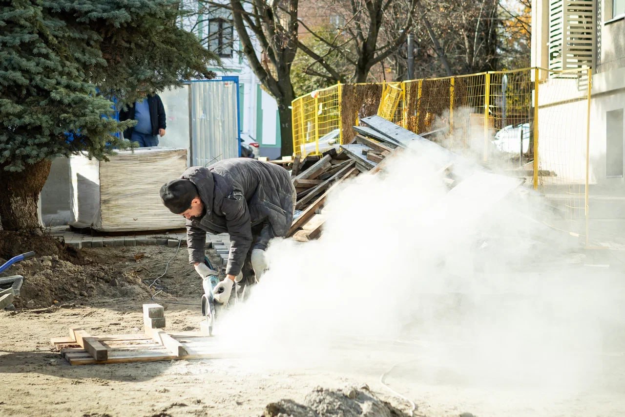 Подрядчик не успеет благоустроить в срок территорию около ТЦ "Куряночка" Подрядчик не успеет благоустроить в срок территорию около ТЦ "Куряночка"