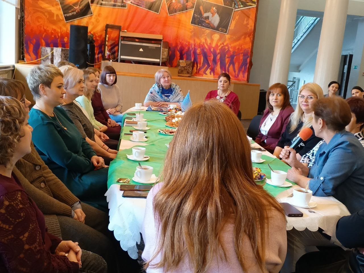 Женская группа участниц проекта «Курское долголетие» г. Щигры, занимающихся в клубе аэробики при городском Доме культуры, приняла участие в работе отчетно-выборной конференции местного отделения Союза женщин России Женская группа участниц проекта «Курское долголетие» г. Щигры, занимающихся в клубе аэробики при городском Доме культуры, приняла участие в работе отчетно-выборной конференции местного отделения Союза женщин России