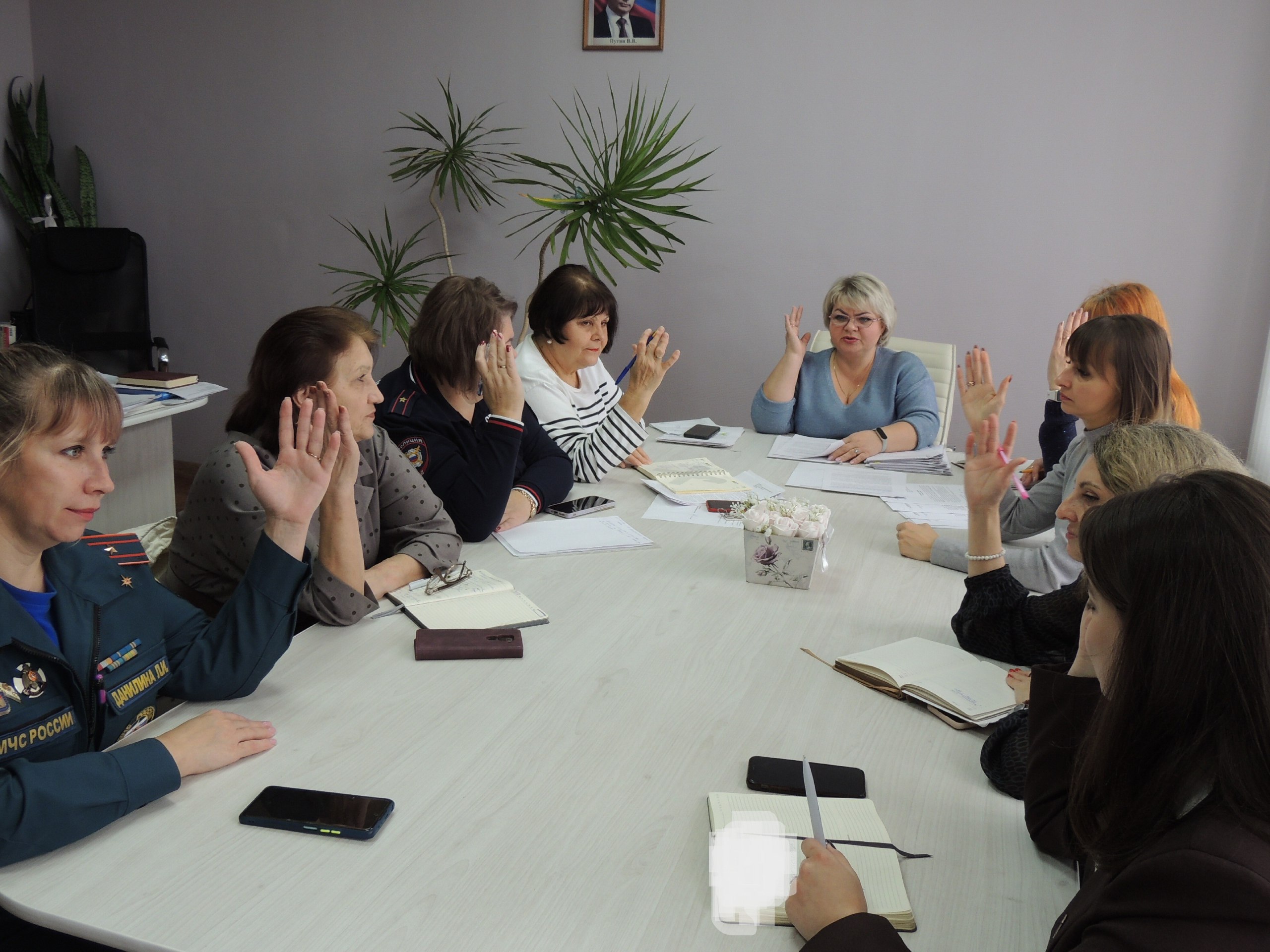 В Администрации Железногорского района состоялось очередное заседание комиссии по делам несовершеннолетних и защите их прав под председательством заместителя Главы района Татьяны Уткиной В Администрации Железногорского района состоялось очередное заседание комиссии по делам несовершеннолетних и защите их прав под председательством заместителя Главы района Татьяны Уткиной