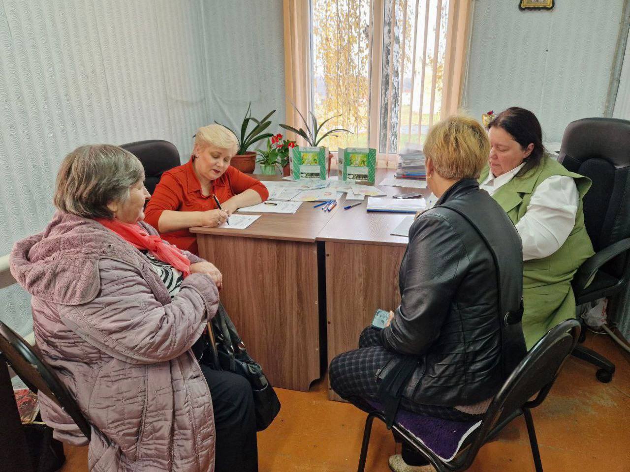 Специалистами отделения «Семейный МФЦ» на регулярной основе организуется работа консультативных пунктов и осуществляются выезды мобильной бригады в семьи, воспитывающие детей Специалистами отделения «Семейный МФЦ» на регулярной основе организуется работа консультативных пунктов и осуществляются выезды мобильной бригады в семьи, воспитывающие детей