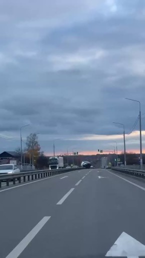 После ДТП грузовую «ГАЗель» отбросило на металлический отбойник