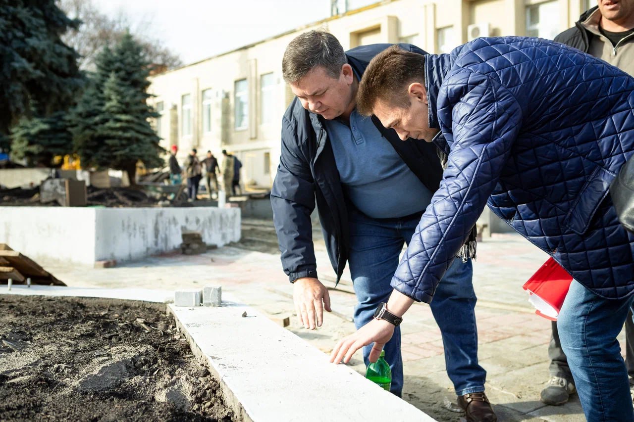 Председатель комитета городского хозяйства Дмитрий Меркулов вместе с директором УКС Курска Николаем Шаргородским оценили ход благоустройства территории возле торгового центра "Куряночка" Председатель комитета городского хозяйства Дмитрий Меркулов вместе с директором УКС Курска Николаем Шаргородским оценили ход благоустройства территории возле торгового центра "Куряночка"