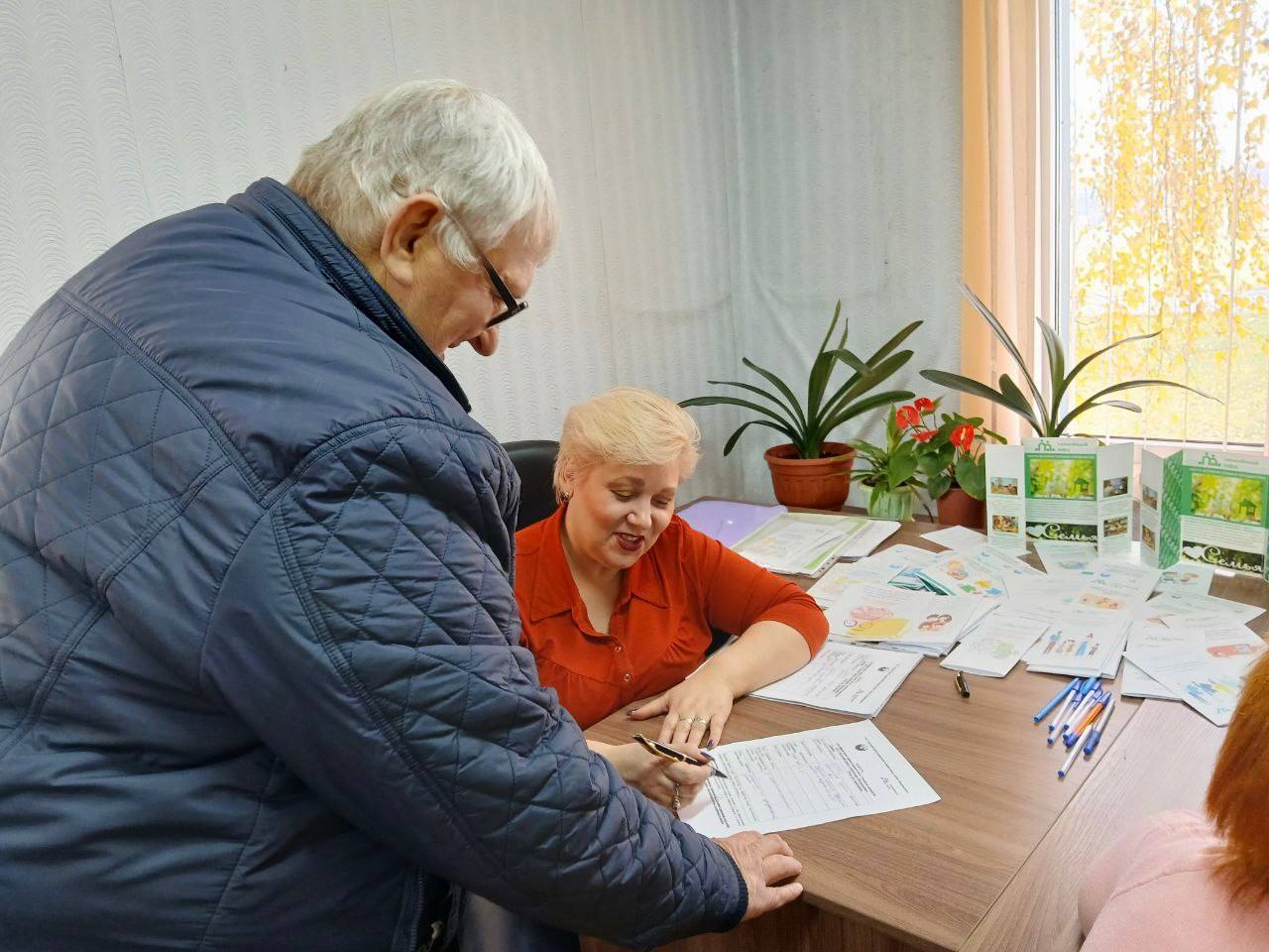 Специалистами отделения «Семейный МФЦ» на регулярной основе организуется работа консультативных пунктов и осуществляются выезды мобильной бригады в семьи, воспитывающие детей Специалистами отделения «Семейный МФЦ» на регулярной основе организуется работа консультативных пунктов и осуществляются выезды мобильной бригады в семьи, воспитывающие детей