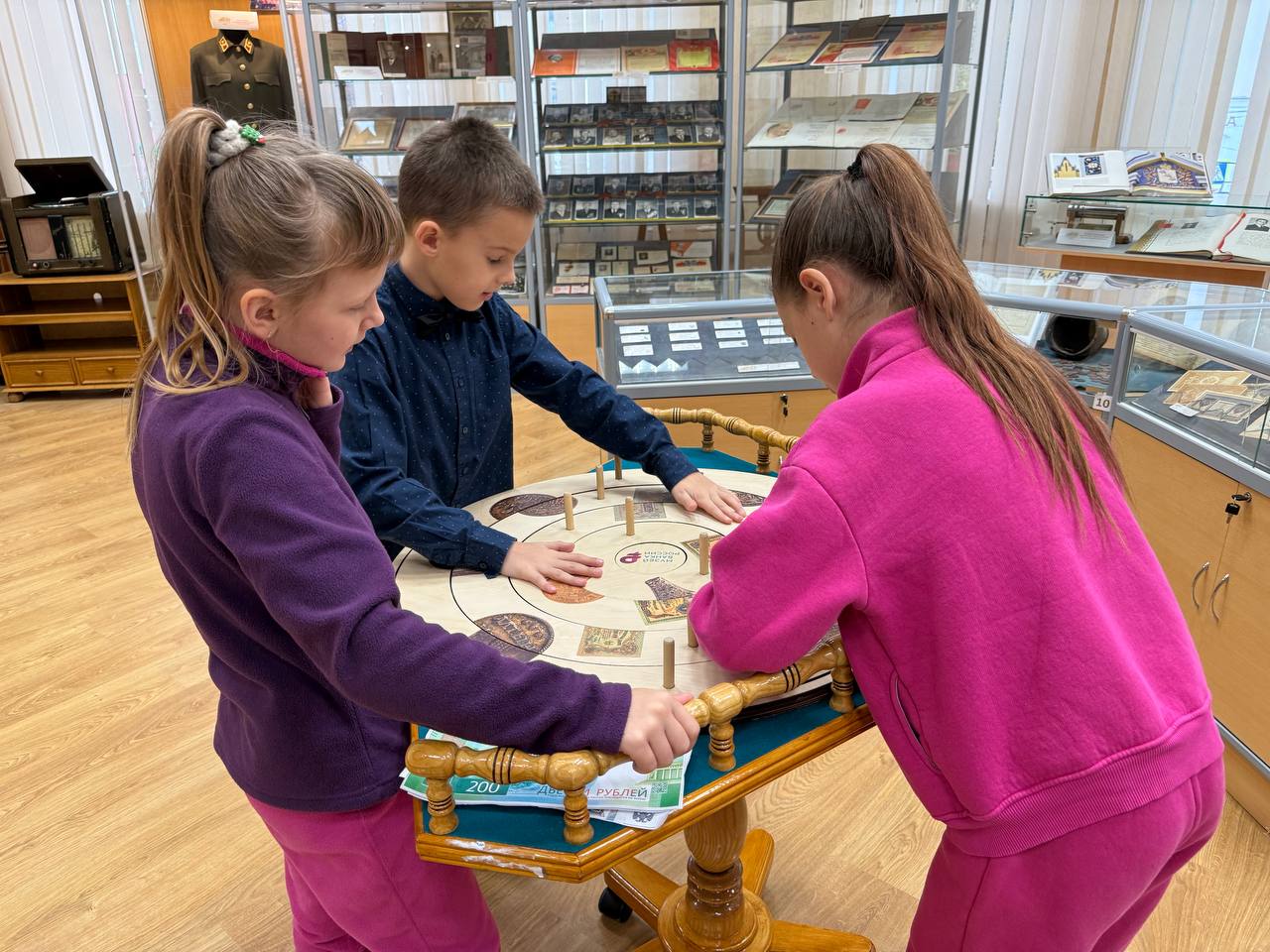 В дни школьных каникул филиал фонда «Защитники Отечества" и курское отделение банка России организовали экскурсию в музей банка для семей наших защитников В дни школьных каникул филиал фонда «Защитники Отечества" и курское отделение банка России организовали экскурсию в музей банка для семей наших защитников