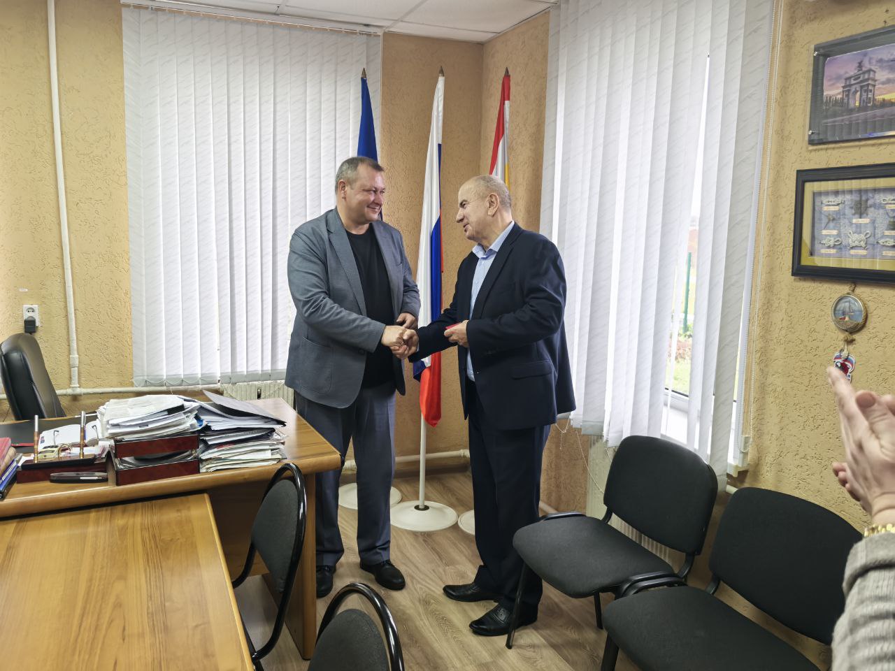 Андрей Телегин: Сегодня вручил удостоверения Главам Нижнемедведицкого и Брежневского сельских советов - Ивану Васильевичу Мальцеву и Василию Дмитриевичу Печурину