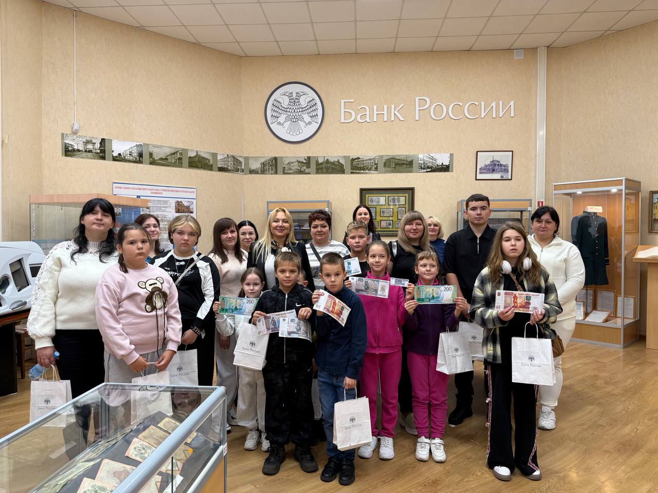 В дни школьных каникул филиал фонда «Защитники Отечества" и курское отделение банка России организовали экскурсию в музей банка для семей наших защитников