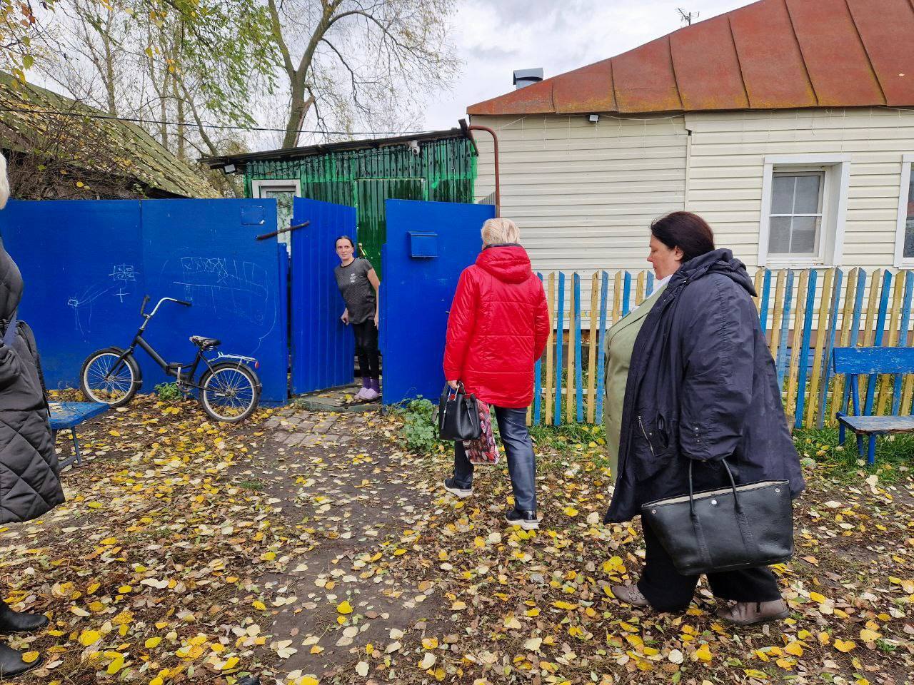 Специалистами отделения «Семейный МФЦ» на регулярной основе организуется работа консультативных пунктов и осуществляются выезды мобильной бригады в семьи, воспитывающие детей Специалистами отделения «Семейный МФЦ» на регулярной основе организуется работа консультативных пунктов и осуществляются выезды мобильной бригады в семьи, воспитывающие детей