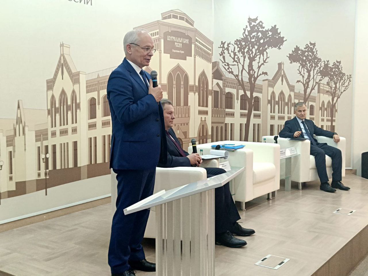 В Курске провели коммуникационную сессию на тему «Актуальные вопросы денежно-кредитной политики Банка России» В Курске провели коммуникационную сессию на тему «Актуальные вопросы денежно-кредитной политики Банка России»