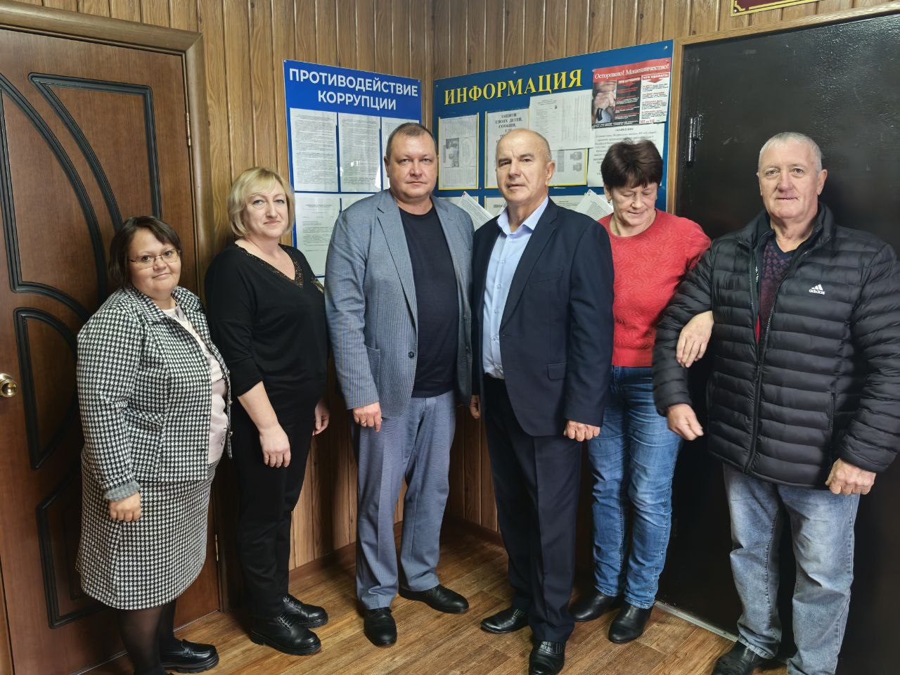 Андрей Телегин: Сегодня вручил удостоверения Главам Нижнемедведицкого и Брежневского сельских советов - Ивану Васильевичу Мальцеву и Василию Дмитриевичу Печурину Андрей Телегин: Сегодня вручил удостоверения Главам Нижнемедведицкого и Брежневского сельских советов - Ивану Васильевичу Мальцеву и Василию Дмитриевичу Печурину