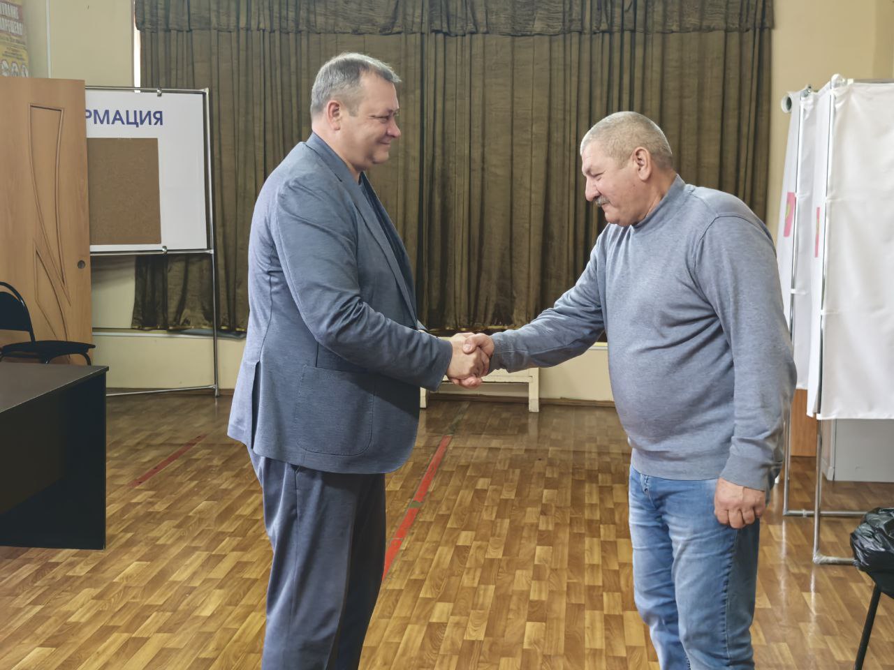 Андрей Телегин: Сегодня вручил удостоверения Главам Нижнемедведицкого и Брежневского сельских советов - Ивану Васильевичу Мальцеву и Василию Дмитриевичу Печурину Андрей Телегин: Сегодня вручил удостоверения Главам Нижнемедведицкого и Брежневского сельских советов - Ивану Васильевичу Мальцеву и Василию Дмитриевичу Печурину