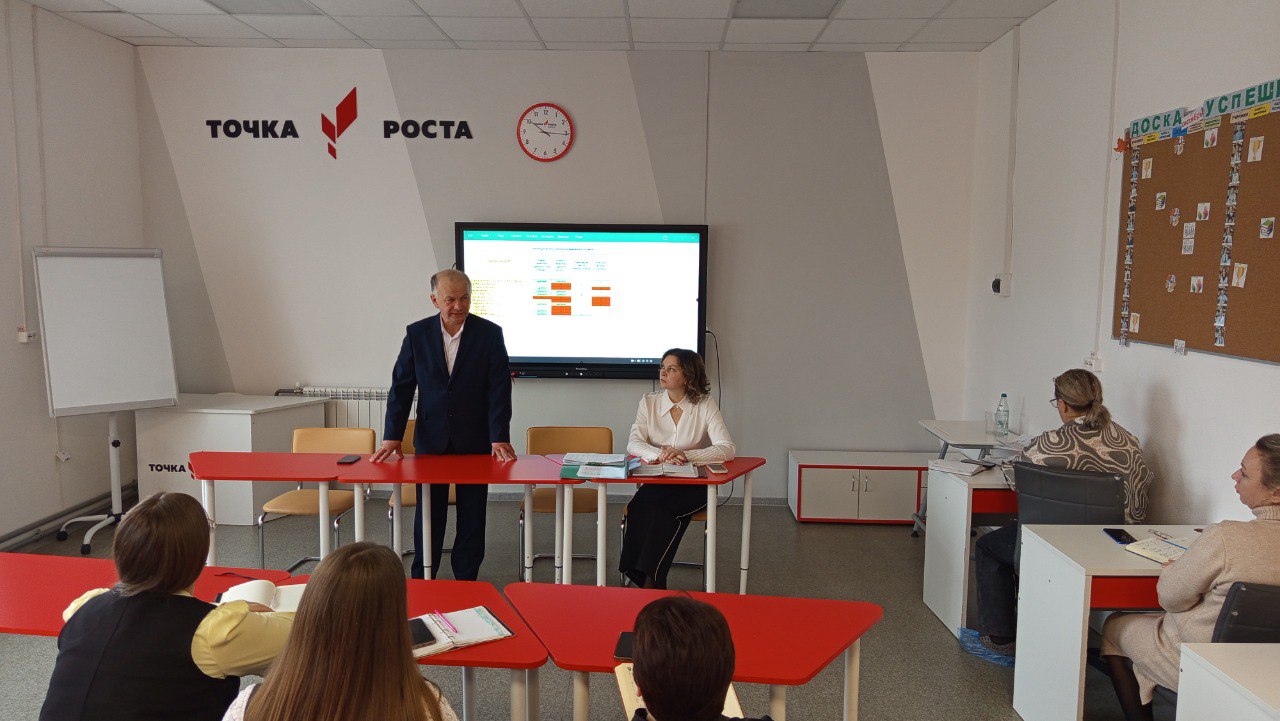 Андрей Амерев: 30 октября встретился с руководителями образовательных учреждений Горшеченского района и советниками по воспитанию, на котором были подведены итоги первой четверти