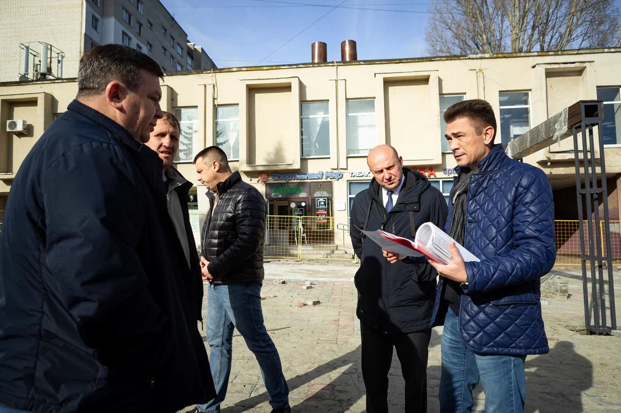 Председатель комитета городского хозяйства Дмитрий Меркулов вместе с директором УКС Курска Николаем Шаргородским оценили ход благоустройства территории возле торгового центра "Куряночка" Председатель комитета городского хозяйства Дмитрий Меркулов вместе с директором УКС Курска Николаем Шаргородским оценили ход благоустройства территории возле торгового центра "Куряночка"