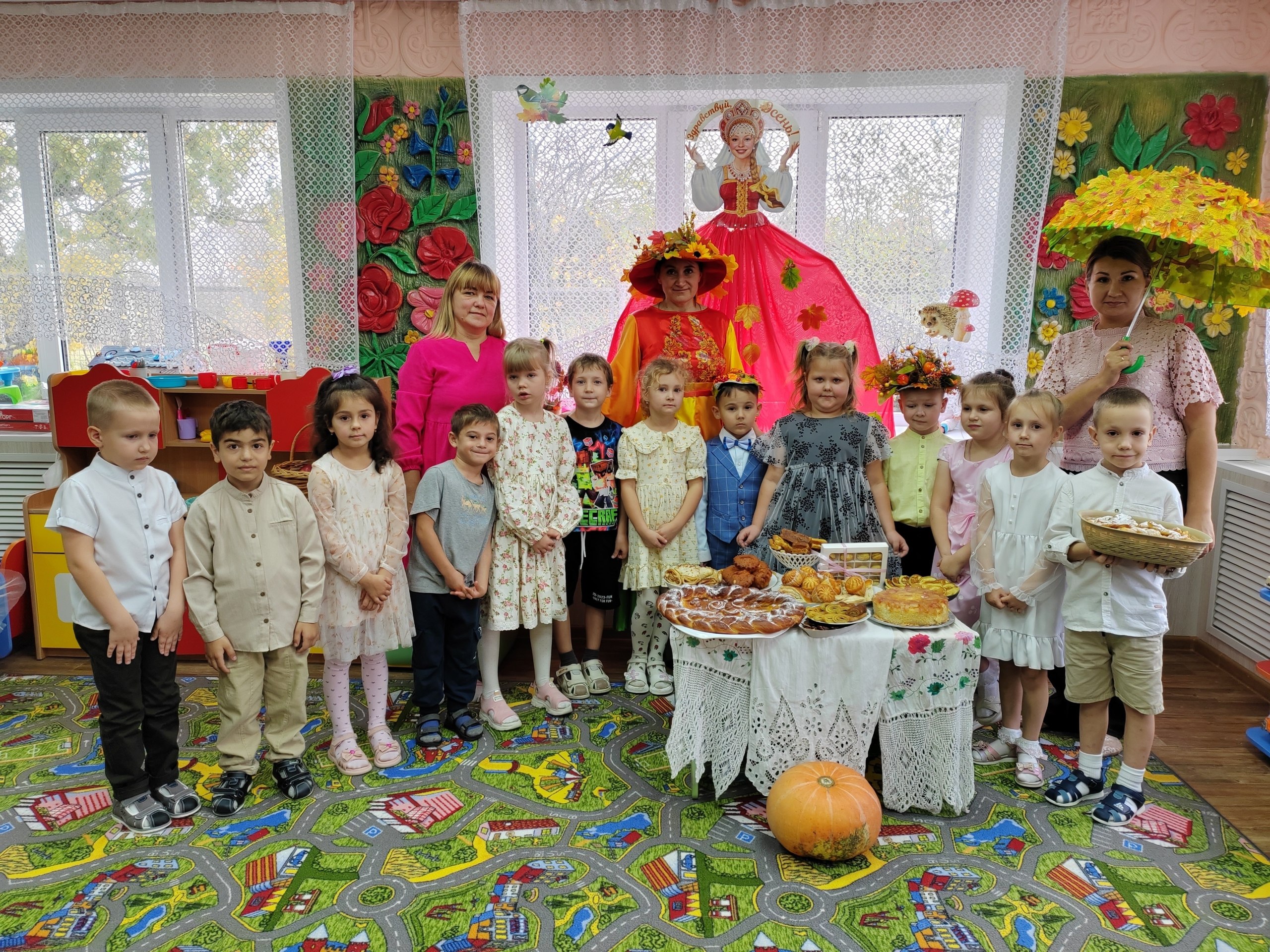 Традиционно, в октябре, в детском саду "Колокольчик" прошёл праздник осени, в котором приняли активное участие дети всех возрастных групп Традиционно, в октябре, в детском саду "Колокольчик" прошёл праздник осени, в котором приняли активное участие дети всех возрастных групп