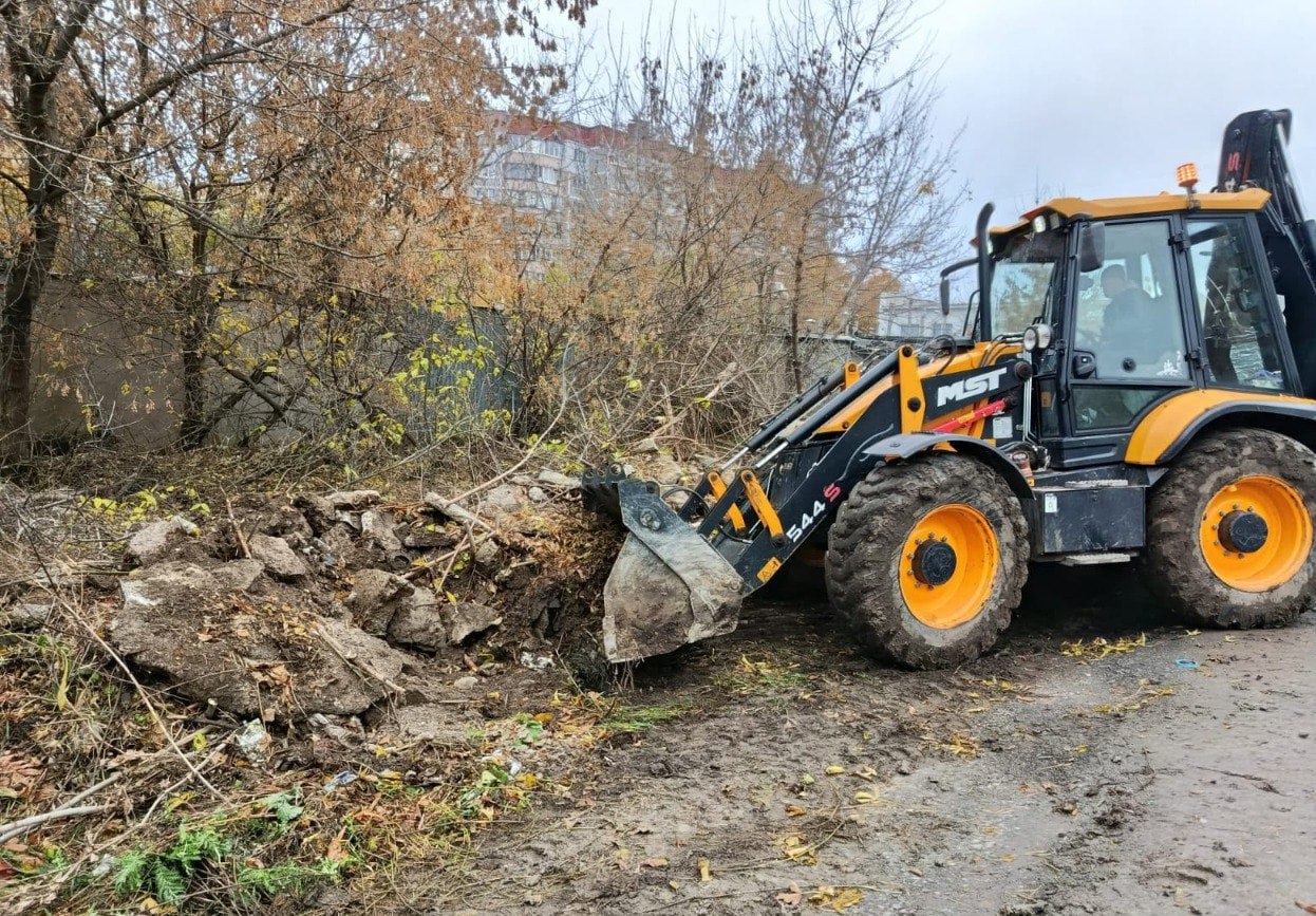 В Центральном округе подрядчик приступил к уборке несанкционированной свалки по Майскому бульвару В Центральном округе подрядчик приступил к уборке несанкционированной свалки по Майскому бульвару