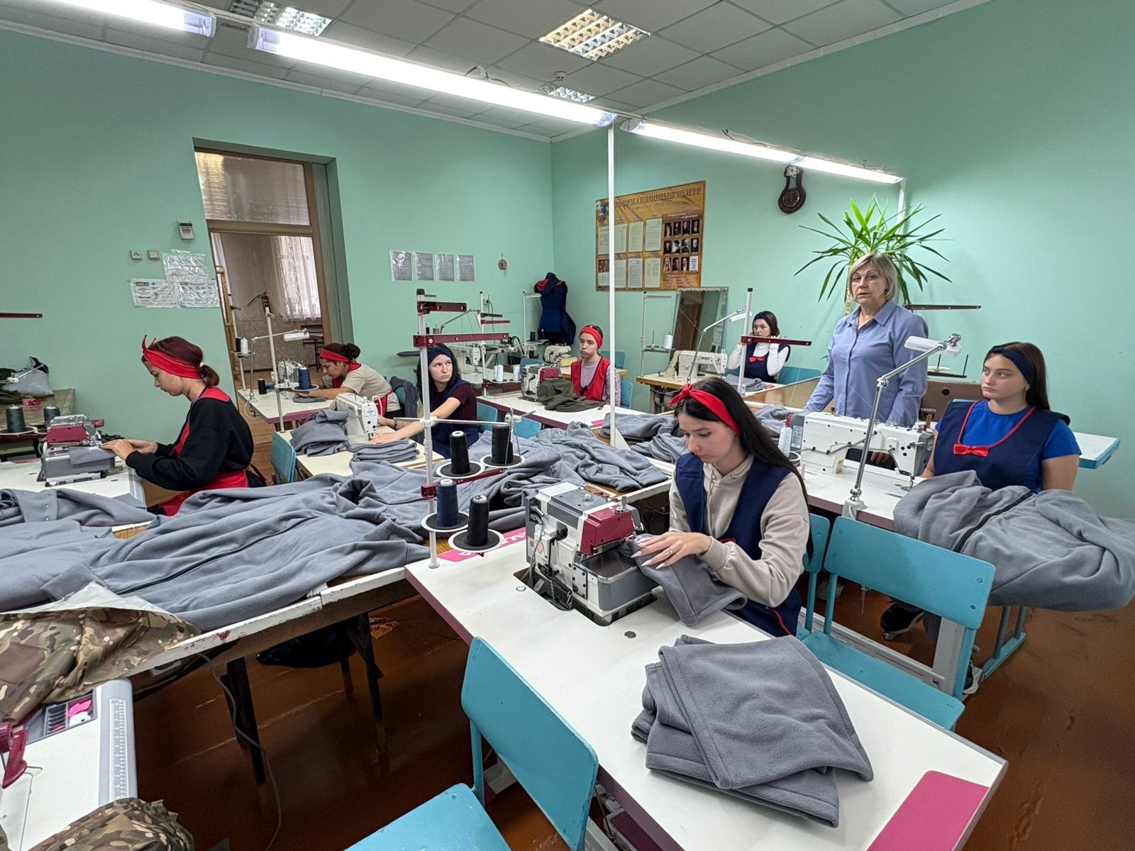 Первые из первичного отделения Фатежского филиала Дмитриевского агротехнологического колледжа ежедневно оказывают помощь нашим защитникам Первые из первичного отделения Фатежского филиала Дмитриевского агротехнологического колледжа ежедневно оказывают помощь нашим защитникам