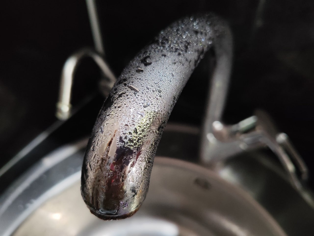 В Курске на четырёх улицах аварийно отключили воду