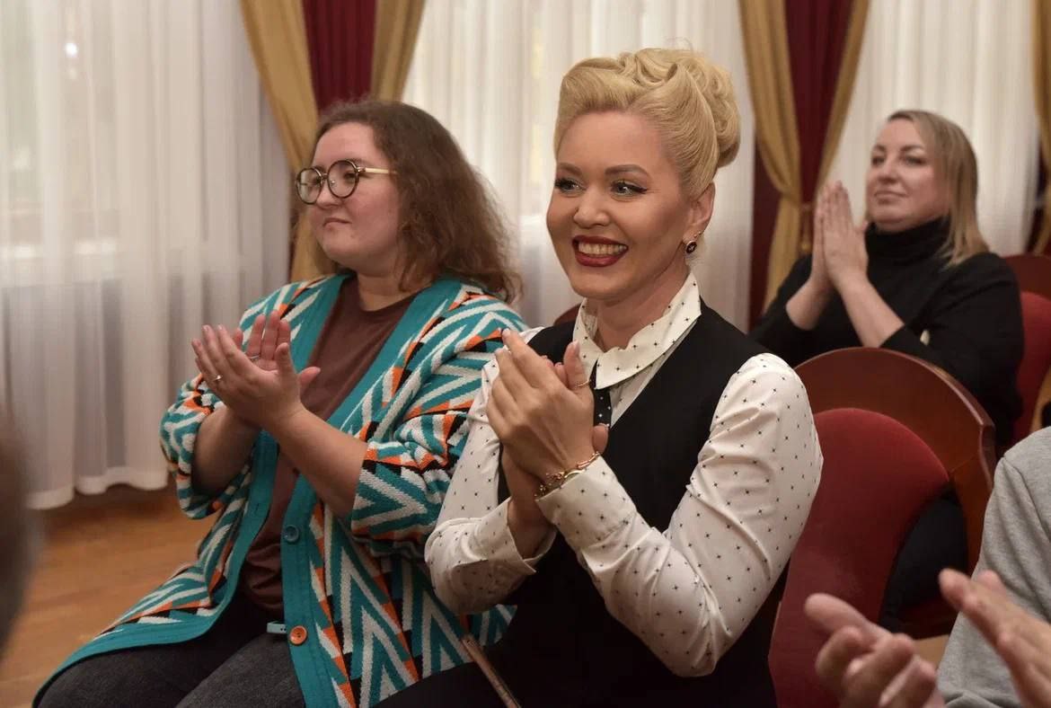 Губернатор Александр Хинштейн поздравил мастера художественного слова Курской государственной филармонии Галину Азиатцеву с 80-летием Губернатор Александр Хинштейн поздравил мастера художественного слова Курской государственной филармонии Галину Азиатцеву с 80-летием