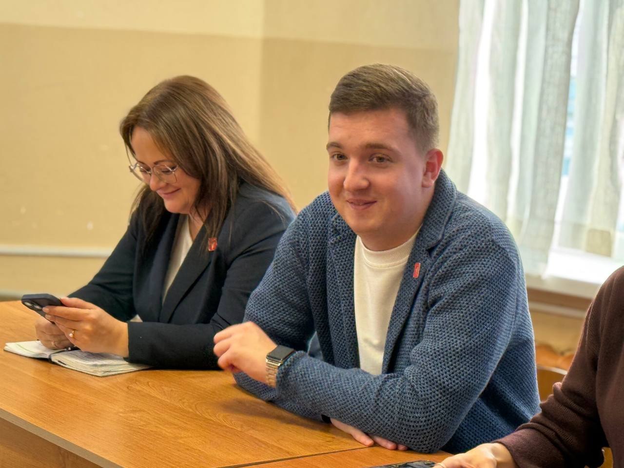 Сергей Черников: А каким ярким было музыкальное сопровождение! В исполнении ансамбля «Отрада», руководитель Татьяна Суворова прозвучала прекрасная песня «Курский край» (слова и музыка Ларисы Фроловой), которая тронула до... Сергей Черников: А каким ярким было музыкальное сопровождение! В исполнении ансамбля «Отрада», руководитель Татьяна Суворова прозвучала прекрасная песня «Курский край» (слова и музыка Ларисы Фроловой), которая тронула до...