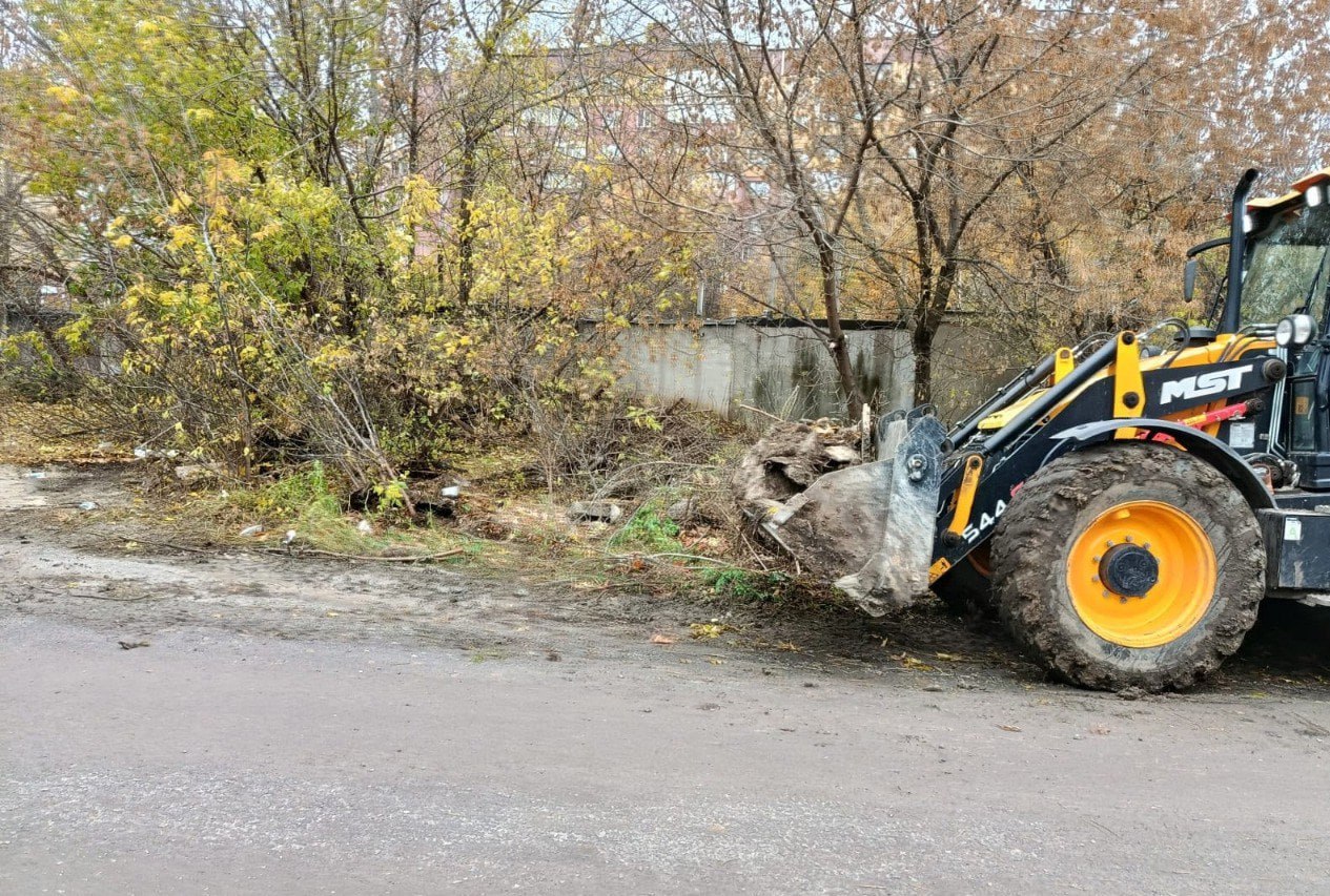 В Центральном округе подрядчик приступил к уборке несанкционированной свалки по Майскому бульвару В Центральном округе подрядчик приступил к уборке несанкционированной свалки по Майскому бульвару