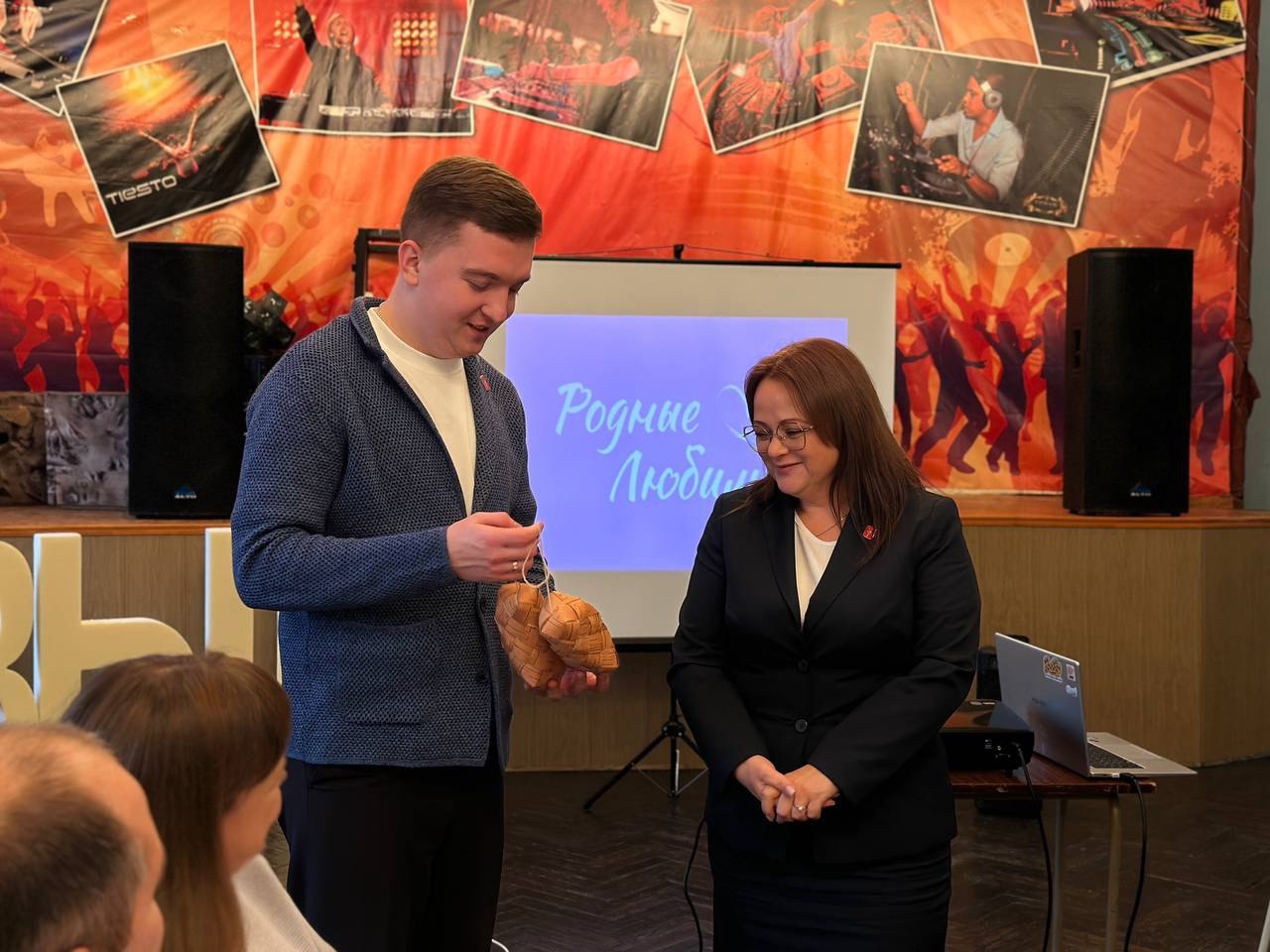 Сергей Черников: А каким ярким было музыкальное сопровождение! В исполнении ансамбля «Отрада», руководитель Татьяна Суворова прозвучала прекрасная песня «Курский край» (слова и музыка Ларисы Фроловой), которая тронула до... Сергей Черников: А каким ярким было музыкальное сопровождение! В исполнении ансамбля «Отрада», руководитель Татьяна Суворова прозвучала прекрасная песня «Курский край» (слова и музыка Ларисы Фроловой), которая тронула до...