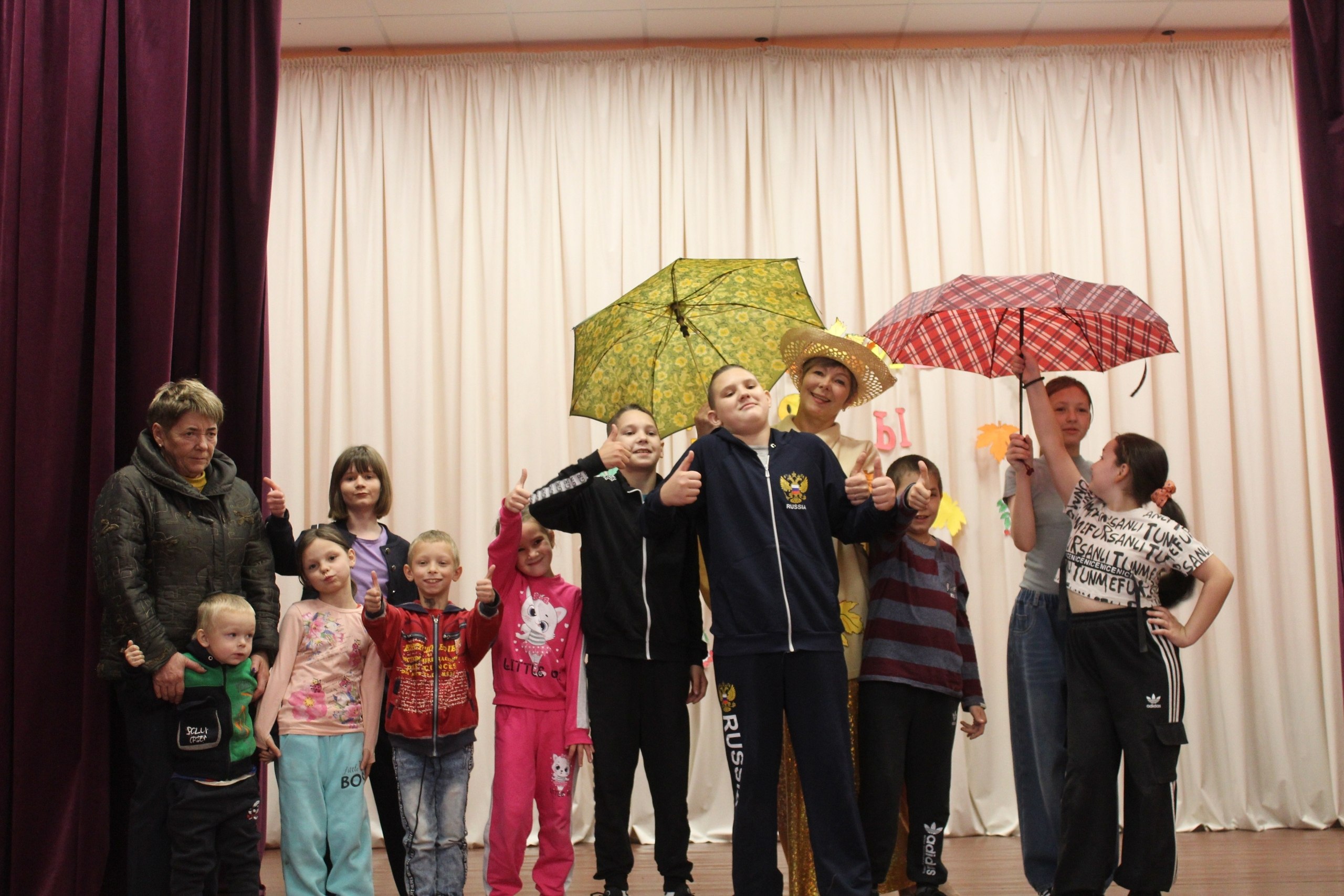 В Котовском ДК прошло праздничное мероприятие "Осенние забавы" В Котовском ДК прошло праздничное мероприятие "Осенние забавы"