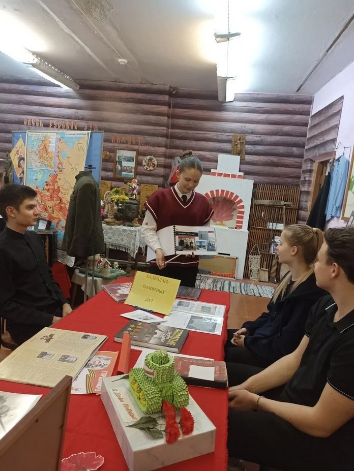 В дни осенних каникул в Музее боевой и трудовой славы СОШ №2 состоялась интересная встреча под названием «Россия начиналась не с меча» В дни осенних каникул в Музее боевой и трудовой славы СОШ №2 состоялась интересная встреча под названием «Россия начиналась не с меча»