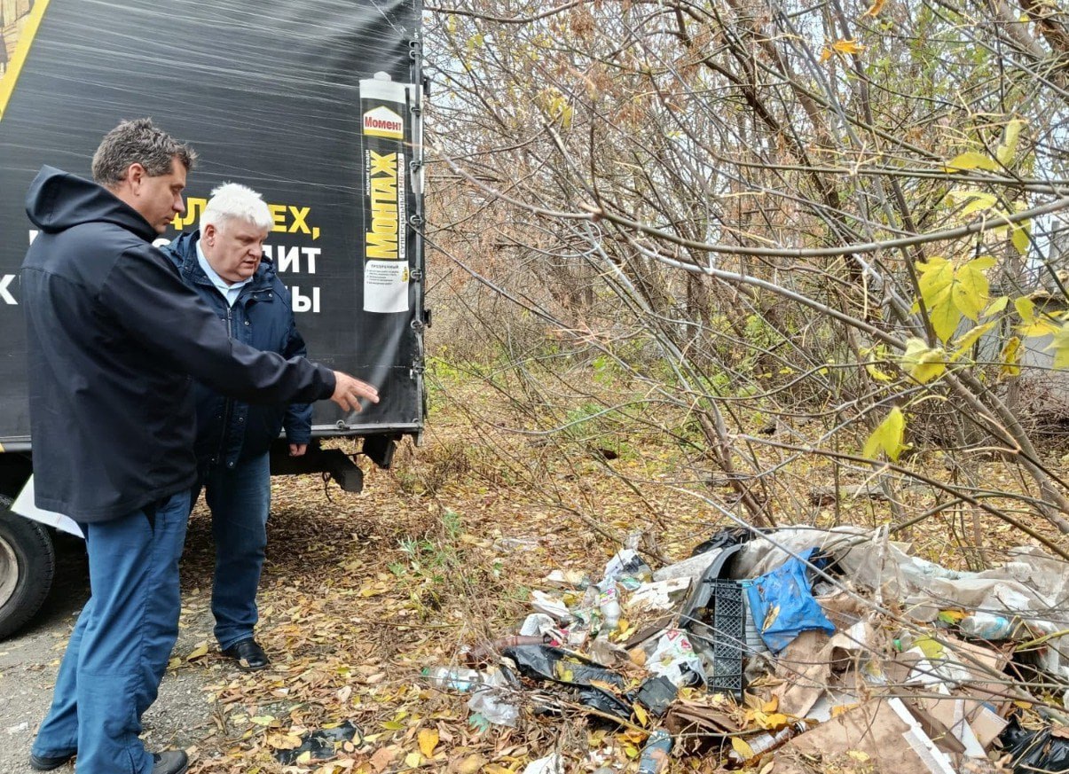В Центральном округе подрядчик приступил к уборке несанкционированной свалки по Майскому бульвару