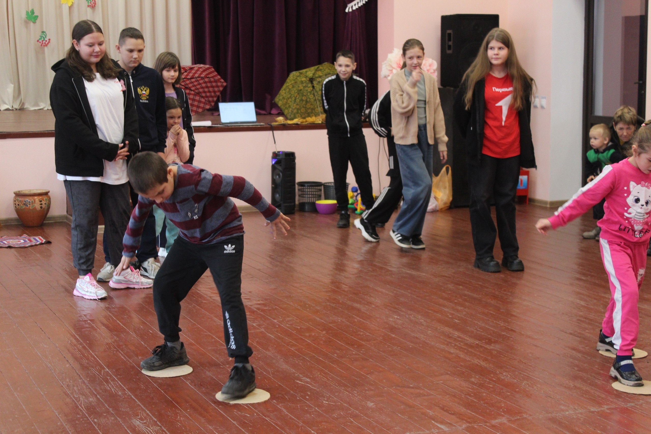 В Котовском ДК прошло праздничное мероприятие "Осенние забавы" В Котовском ДК прошло праздничное мероприятие "Осенние забавы"