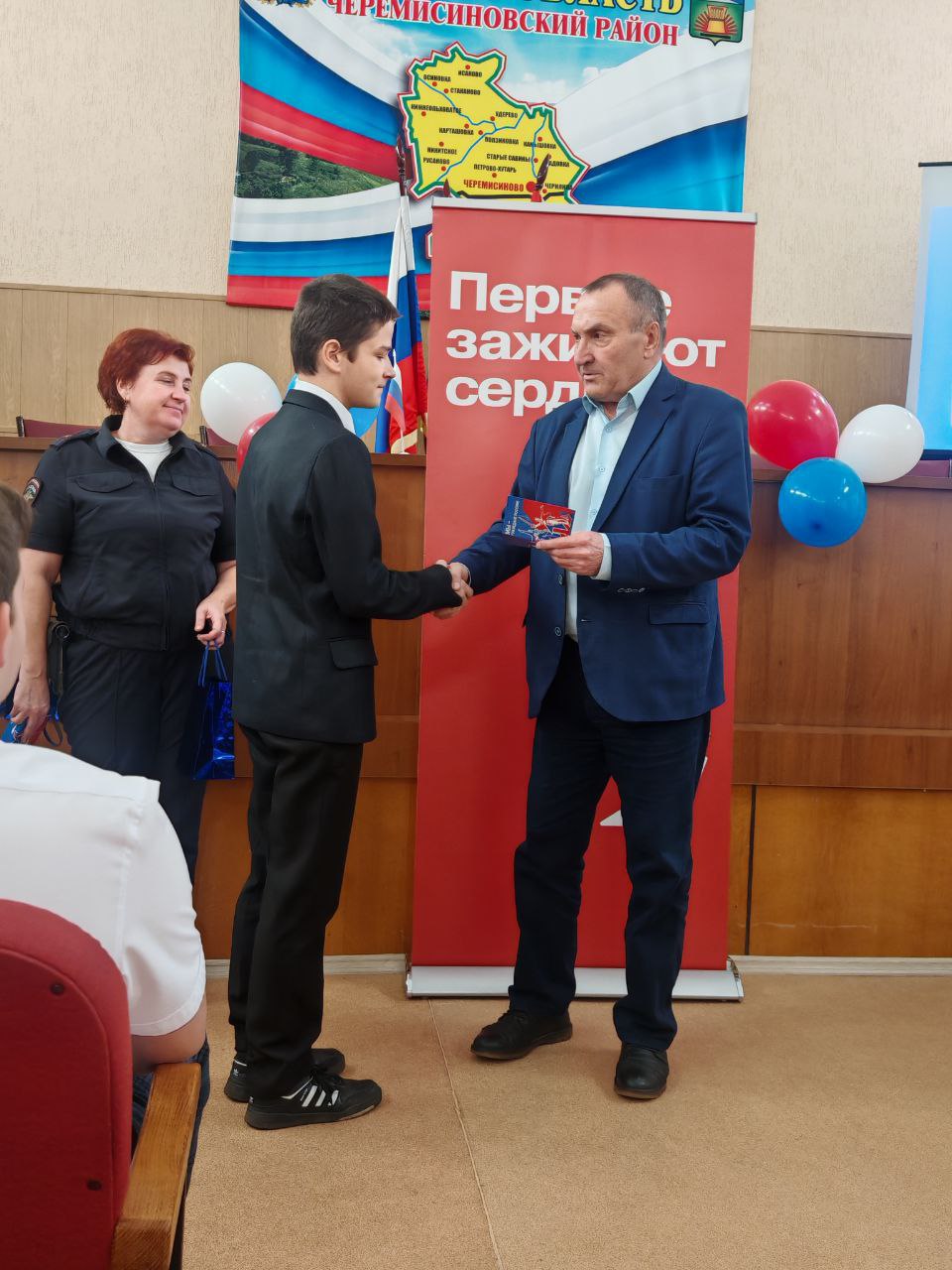 Михаил Игнатов: Сегодня в актовом зале администрации, в преддверии Дня народного единства и в рамках Всероссийской программы «Мы – граждане России!», которую реализует «Движение Первых», состоялось торжественное вручение... Михаил Игнатов: Сегодня в актовом зале администрации, в преддверии Дня народного единства и в рамках Всероссийской программы «Мы – граждане России!», которую реализует «Движение Первых», состоялось торжественное вручение...