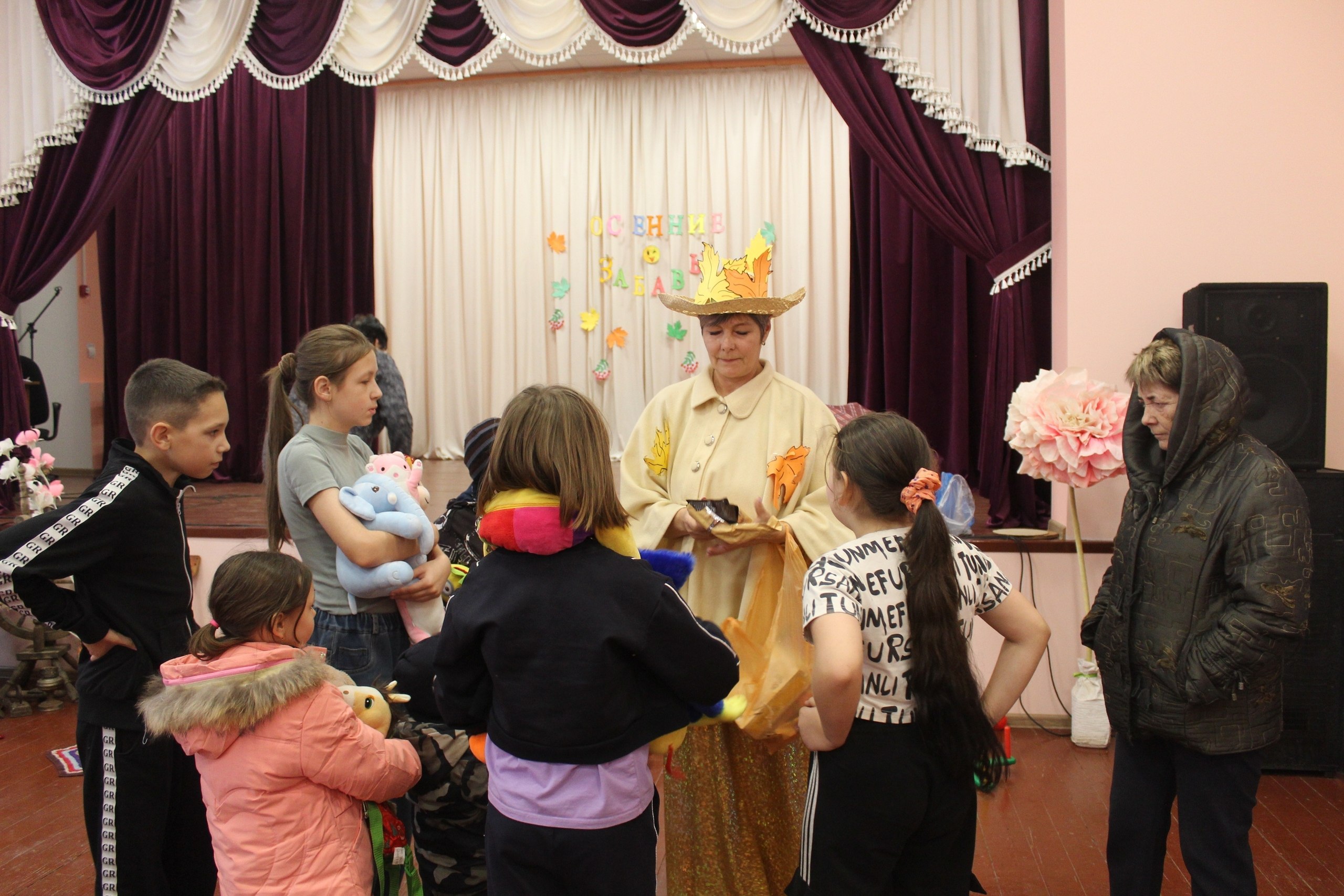 В Котовском ДК прошло праздничное мероприятие "Осенние забавы" В Котовском ДК прошло праздничное мероприятие "Осенние забавы"