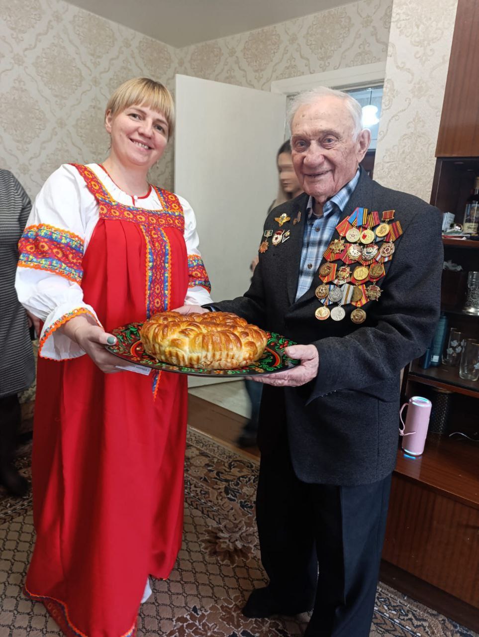 Юбилей Человека с большой буквы: педагоги детского сада № 21 поздравили ветерана войны Юбилей Человека с большой буквы: педагоги детского сада № 21 поздравили ветерана войны