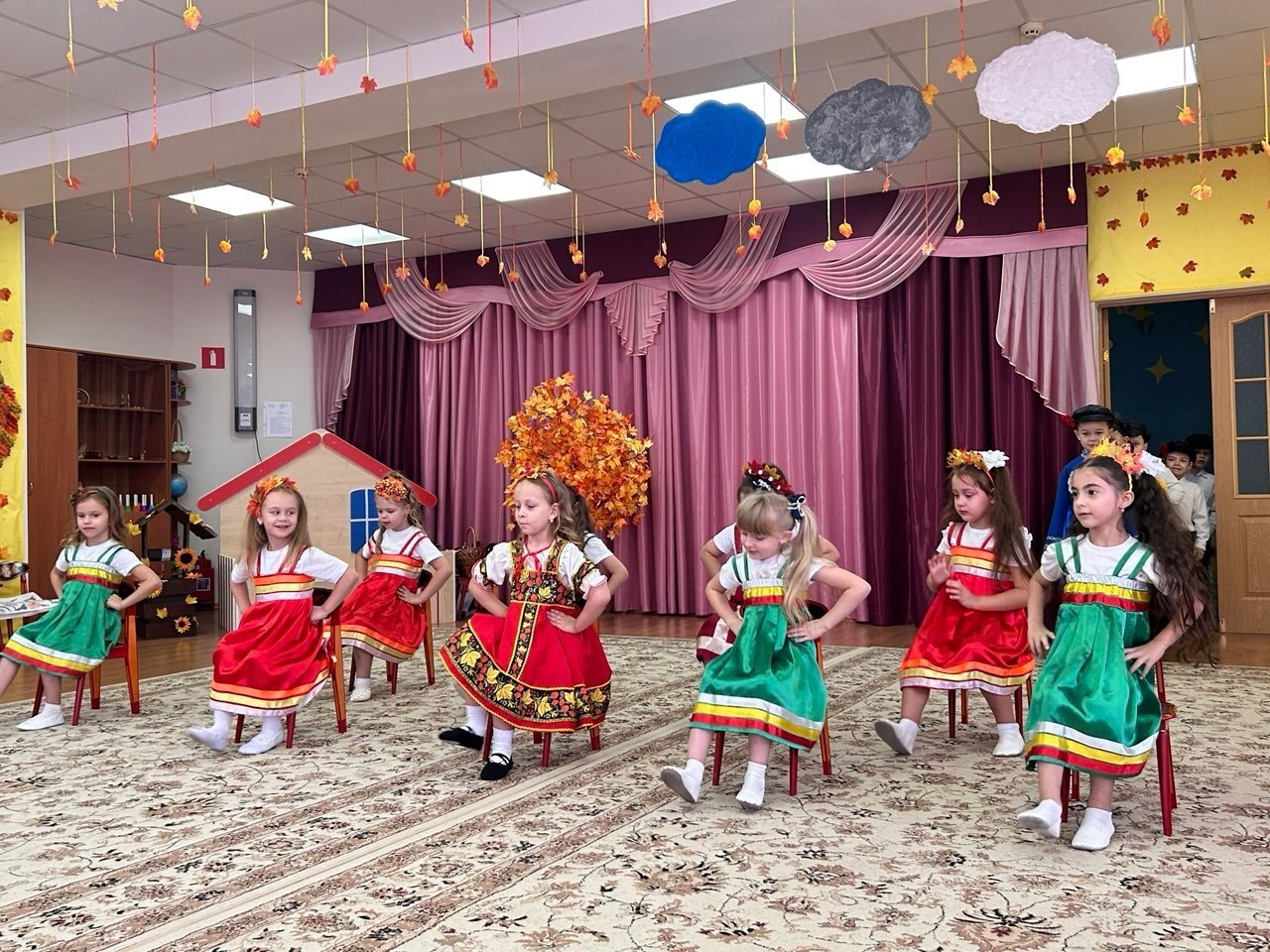 Вот и подошёл к концу второй осенний месяц, подарив нам не только золотистые пейзажи за окном, но и целую палитру ярких впечатлений от прошедших в детском саду "Солнышко" осенних утренников