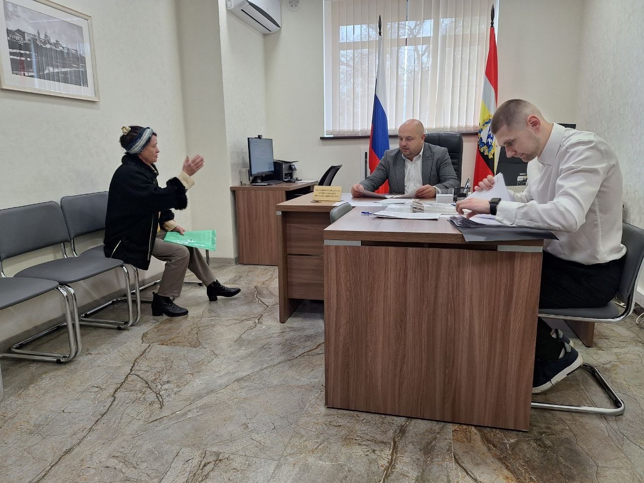 Министр ЖКХ и ТЭК Курской области Александр Мулевин провел личный прием граждан, в ходе которого были рассмотрены следующие вопросы о вывозе крупногабаритных отходов, перебоях и восстановлении подачи электроэнергии в доме... Министр ЖКХ и ТЭК Курской области Александр Мулевин провел личный прием граждан, в ходе которого были рассмотрены следующие вопросы о вывозе крупногабаритных отходов, перебоях и восстановлении подачи электроэнергии в доме...