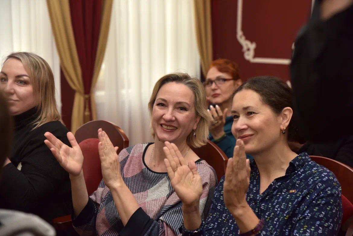 Губернатор Курской области Александр Хинштейн поздравил с 80-летием почётного работника культуры и искусства Курской области, мастера художественного слова Курской государственной филармонии Галину Александровну Азиатцеву Губернатор Курской области Александр Хинштейн поздравил с 80-летием почётного работника культуры и искусства Курской области, мастера художественного слова Курской государственной филармонии Галину Александровну Азиатцеву