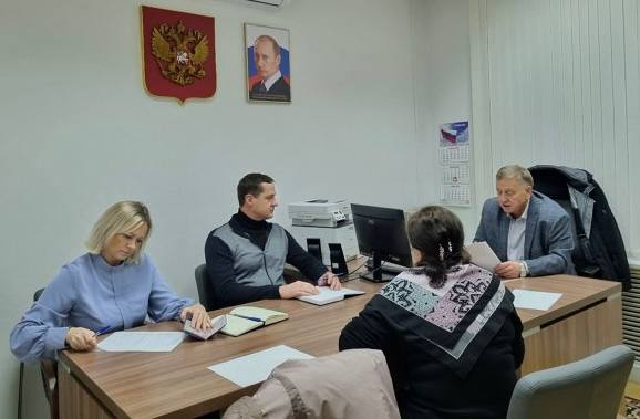 Единоросс Александр Кичигин на личном приеме разбирался с проблемами граждан