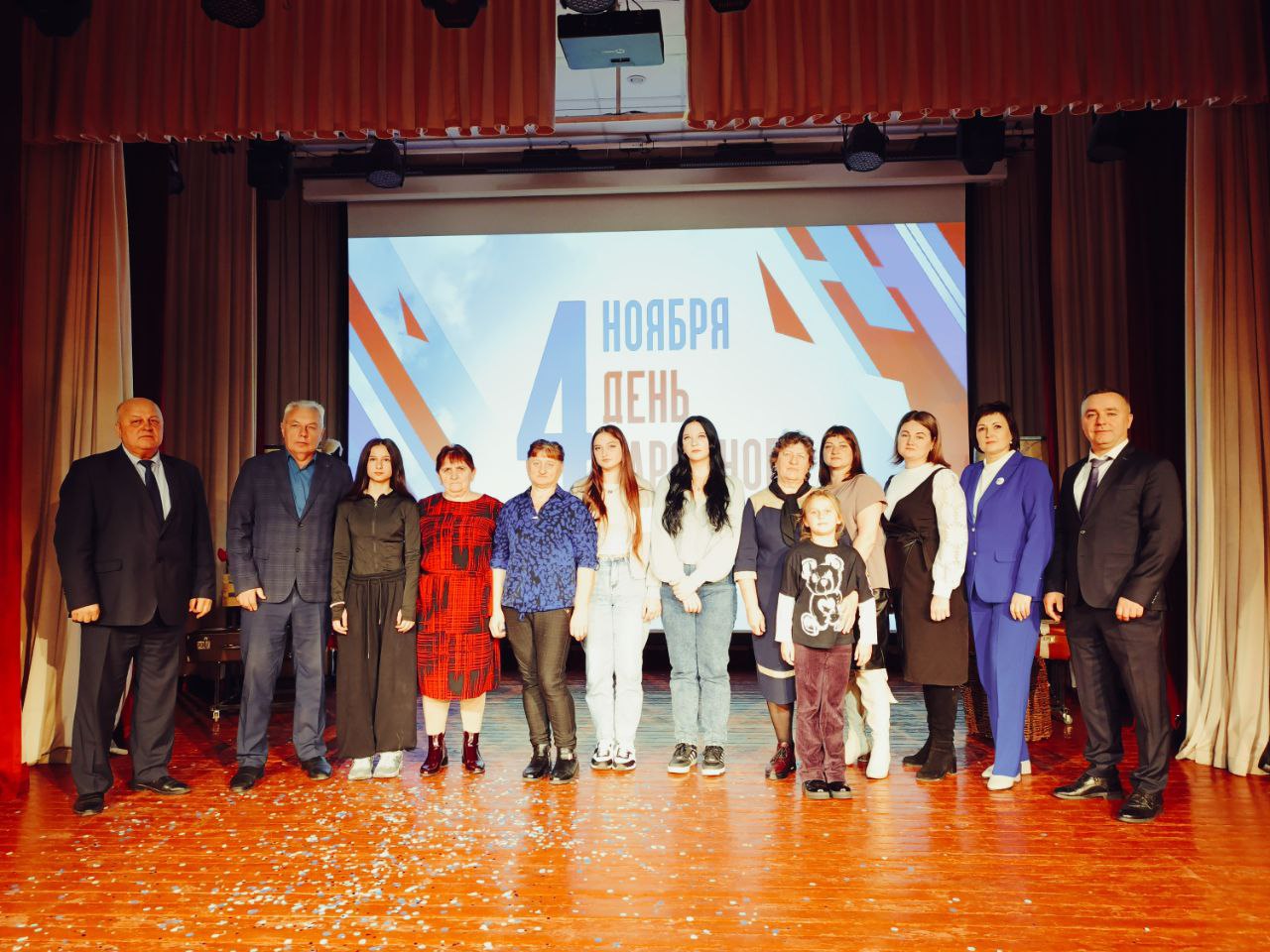 Сергей Цуканов: В преддверии государственного праздника - Дня народного единства в районном Доме народного творчества состоялся праздничный концерт Сергей Цуканов: В преддверии государственного праздника - Дня народного единства в районном Доме народного творчества состоялся праздничный концерт