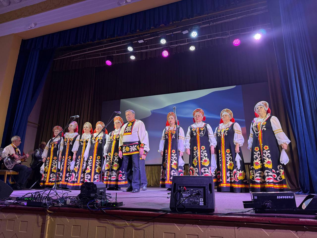 Сергей Черников: Друзья, в преддверии празднования Дня народного единства в городском Доме культуры состоялось большое праздничное мероприятие Сергей Черников: Друзья, в преддверии празднования Дня народного единства в городском Доме культуры состоялось большое праздничное мероприятие