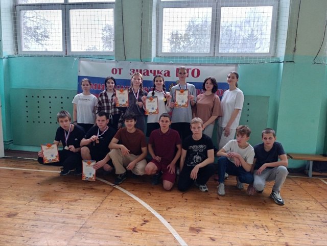 В спортивном зале школы № 1 города Дмитриева прошел Фестиваль Всероссийского физкультурно-спортивного комплекса «Готов к труду и обороне» (ВФСК ГТО), приуроченный ко Дню народного единства под девизом «Мы – вместе!»