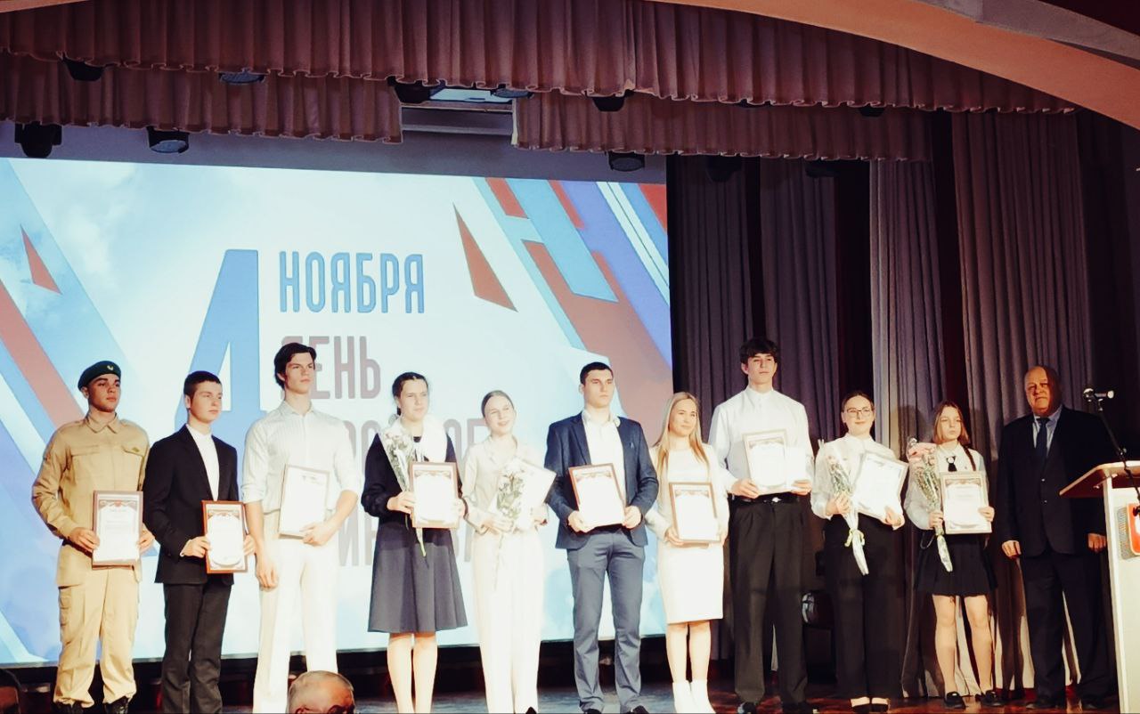 Сергей Цуканов: В преддверии государственного праздника - Дня народного единства в районном Доме народного творчества состоялся праздничный концерт