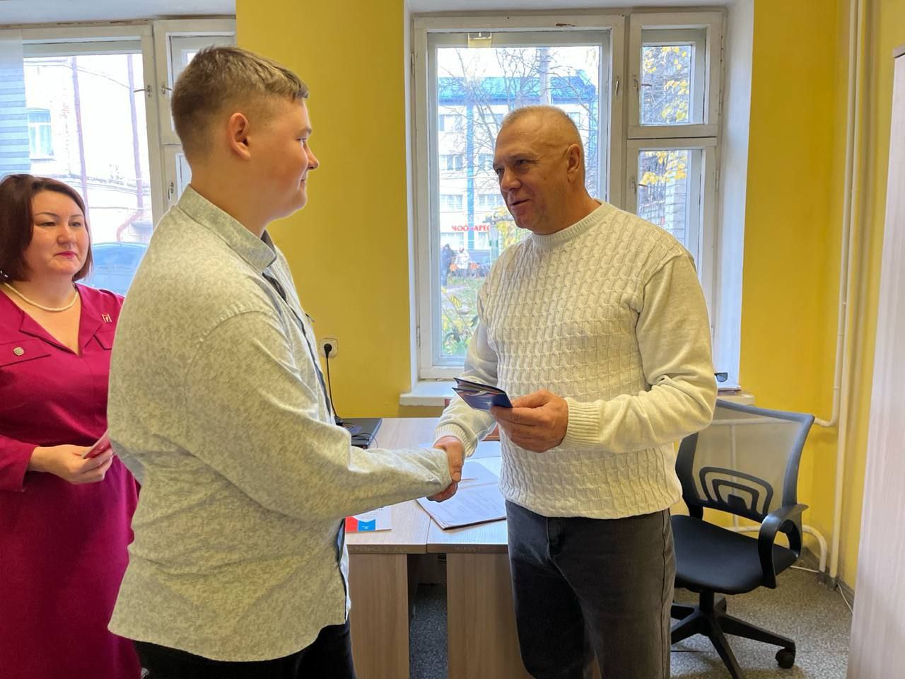 Павел Золотарев: Накануне Дня народного единства в рамках Всероссийского проекта "Мы - граждане России" вручил паспорта Российской Федерации нашим юным землякам, которым исполнилось 14 лет Павел Золотарев: Накануне Дня народного единства в рамках Всероссийского проекта "Мы - граждане России" вручил паспорта Российской Федерации нашим юным землякам, которым исполнилось 14 лет