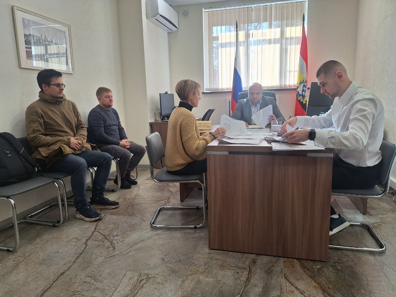 Министр ЖКХ и ТЭК Курской области Александр Мулевин провел личный прием граждан, в ходе которого были рассмотрены следующие вопросы о вывозе крупногабаритных отходов, перебоях и восстановлении подачи электроэнергии в доме... Министр ЖКХ и ТЭК Курской области Александр Мулевин провел личный прием граждан, в ходе которого были рассмотрены следующие вопросы о вывозе крупногабаритных отходов, перебоях и восстановлении подачи электроэнергии в доме...