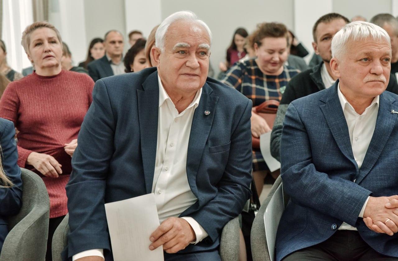 Председатель регионального парламента Николай Жеребилов принял участие в 10-м заседании Координационного совета по проблемам жителей приграничья, которое провёл 31 октября губернатор Курской области Александр Хинштейн Председатель регионального парламента Николай Жеребилов принял участие в 10-м заседании Координационного совета по проблемам жителей приграничья, которое провёл 31 октября губернатор Курской области Александр Хинштейн