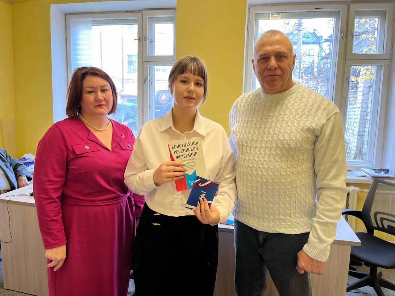 Павел Золотарев: Накануне Дня народного единства в рамках Всероссийского проекта "Мы - граждане России" вручил паспорта Российской Федерации нашим юным землякам, которым исполнилось 14 лет