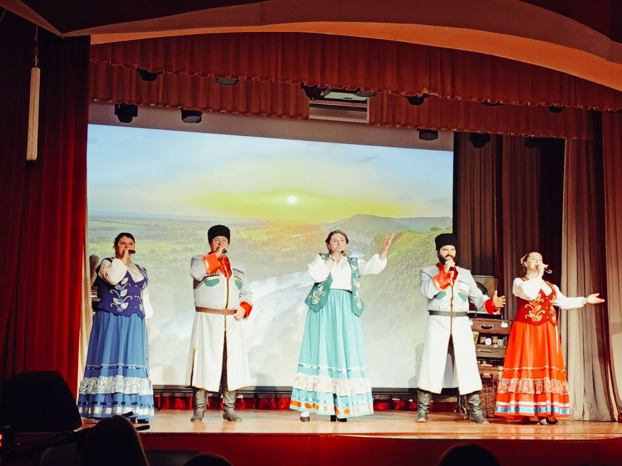 Сергей Цуканов: В преддверии государственного праздника - Дня народного единства в районном Доме народного творчества состоялся праздничный концерт Сергей Цуканов: В преддверии государственного праздника - Дня народного единства в районном Доме народного творчества состоялся праздничный концерт