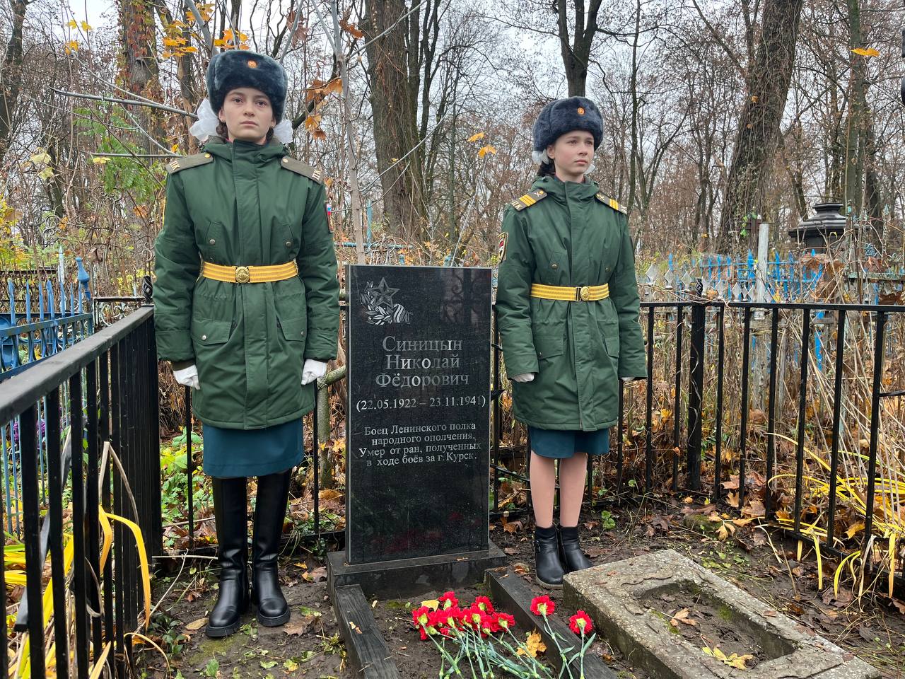 В Курске в 84-ю годовщину обороны города от немецко-фашистских захватчиков прошло возложение цветов к могилам ополченцев В Курске в 84-ю годовщину обороны города от немецко-фашистских захватчиков прошло возложение цветов к могилам ополченцев