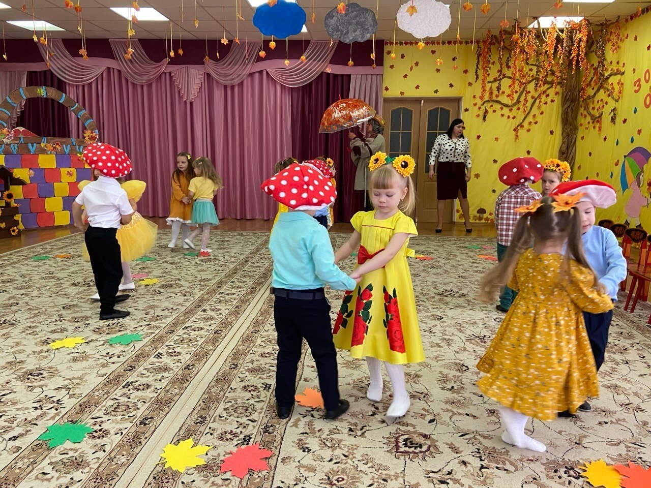 Вот и подошёл к концу второй осенний месяц, подарив нам не только золотистые пейзажи за окном, но и целую палитру ярких впечатлений от прошедших в детском саду "Солнышко" осенних утренников Вот и подошёл к концу второй осенний месяц, подарив нам не только золотистые пейзажи за окном, но и целую палитру ярких впечатлений от прошедших в детском саду "Солнышко" осенних утренников