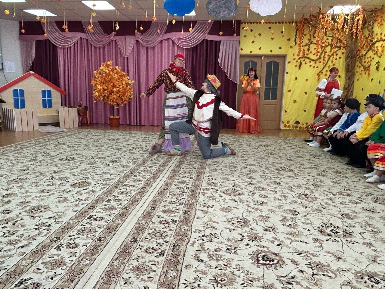 Вот и подошёл к концу второй осенний месяц, подарив нам не только золотистые пейзажи за окном, но и целую палитру ярких впечатлений от прошедших в детском саду "Солнышко" осенних утренников Вот и подошёл к концу второй осенний месяц, подарив нам не только золотистые пейзажи за окном, но и целую палитру ярких впечатлений от прошедших в детском саду "Солнышко" осенних утренников