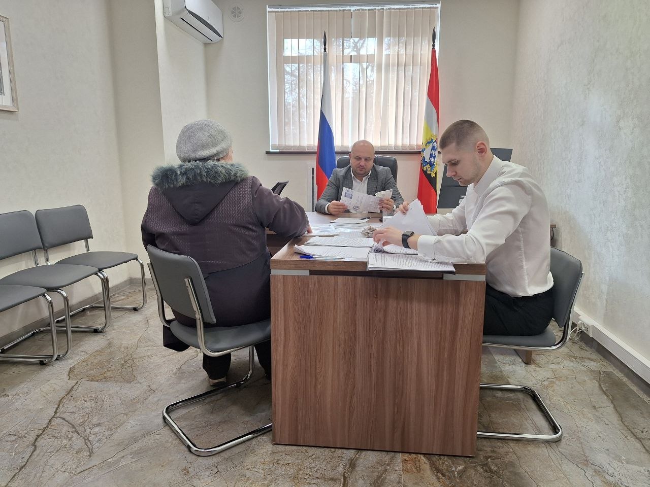 Министр ЖКХ и ТЭК Курской области Александр Мулевин провел личный прием граждан, в ходе которого были рассмотрены следующие вопросы о вывозе крупногабаритных отходов, перебоях и восстановлении подачи электроэнергии в доме... Министр ЖКХ и ТЭК Курской области Александр Мулевин провел личный прием граждан, в ходе которого были рассмотрены следующие вопросы о вывозе крупногабаритных отходов, перебоях и восстановлении подачи электроэнергии в доме...