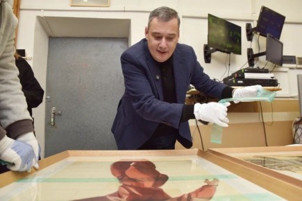 Хинштейн вооружился шуруповёртом и белыми перчатками, чтобы лично распаковать вернувшиеся с выставки в Курск из Москвы картины Александра Дейнеки